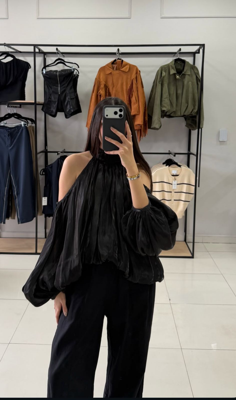 Blusa negra holgada con pliegues manga larga