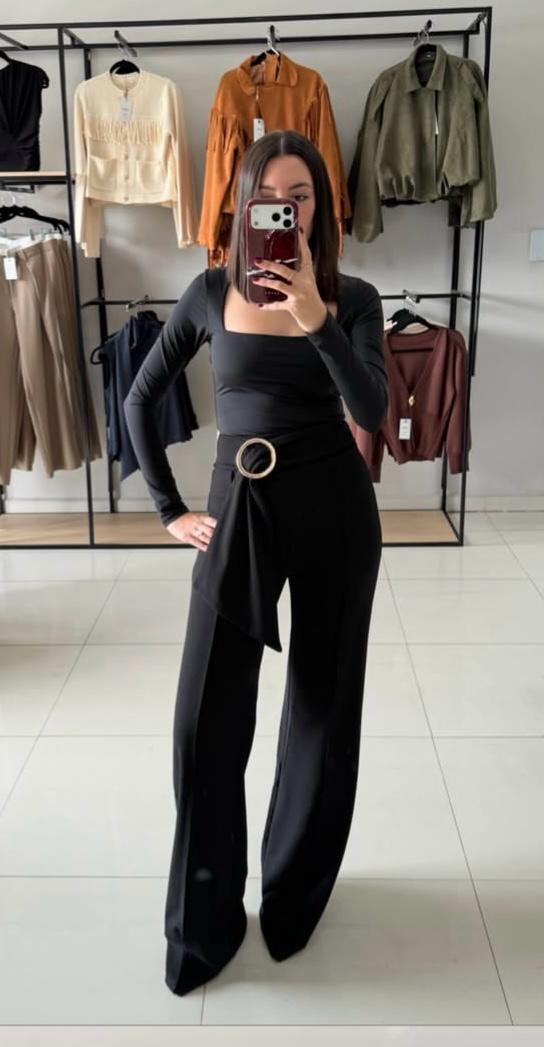 Pantalon negro cinto dorado